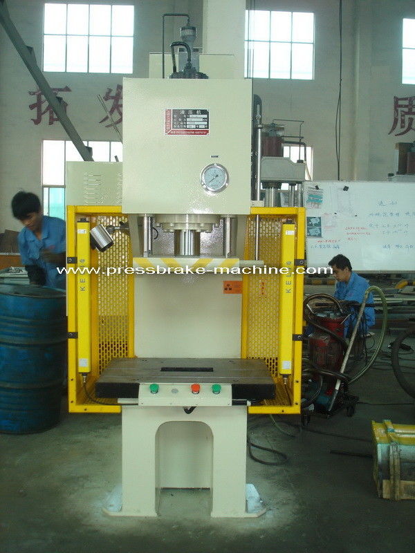 O PLC conduz a máquina hidráulica da imprensa do C 125T da chapa metálica de 2mm com worktable de 800mm