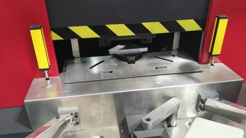 Ângulo do painel/caixa de Steeel que forma a máquina anterior de canto do CNC que dobra um ângulo de 90 graus