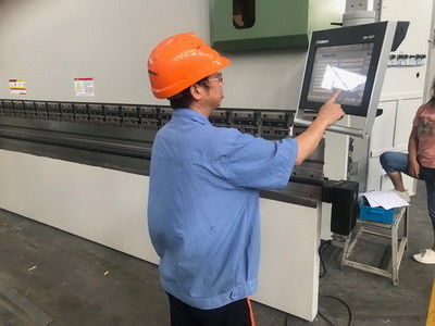 Chapa metálica de aço do CNC do armário do processo automático completo que dobra o freio da imprensa 4000KN