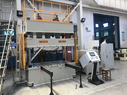 Worktable servo da movimentação 2x1.5m da máquina da imprensa hidráulica de porta de carro 200T do desenho profundo