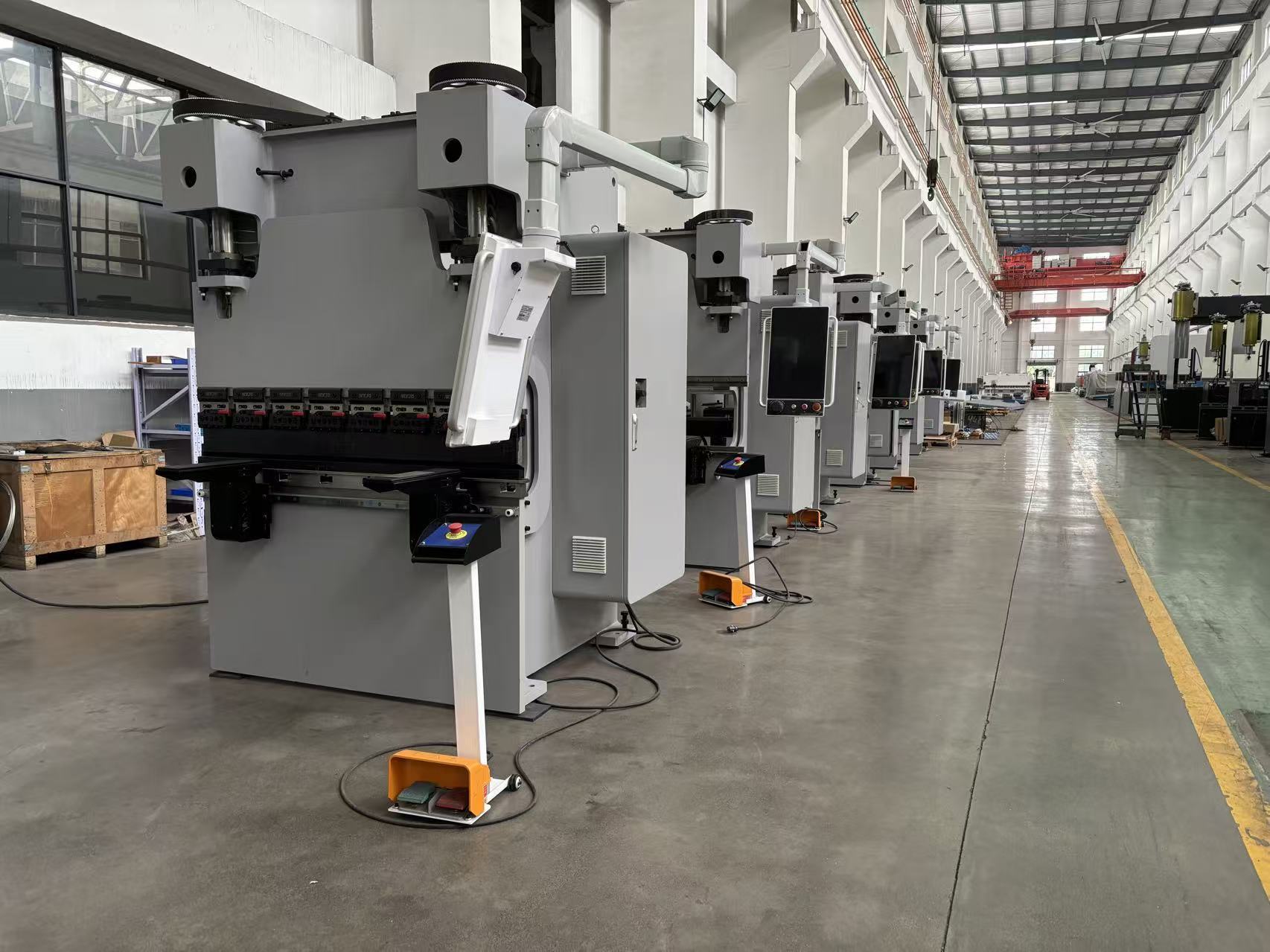 Últimos blogs da empresa sobre What Press Brake Tooling Should You Choose for Stainless Steel, Carbon Steel and Aluminum Bending?