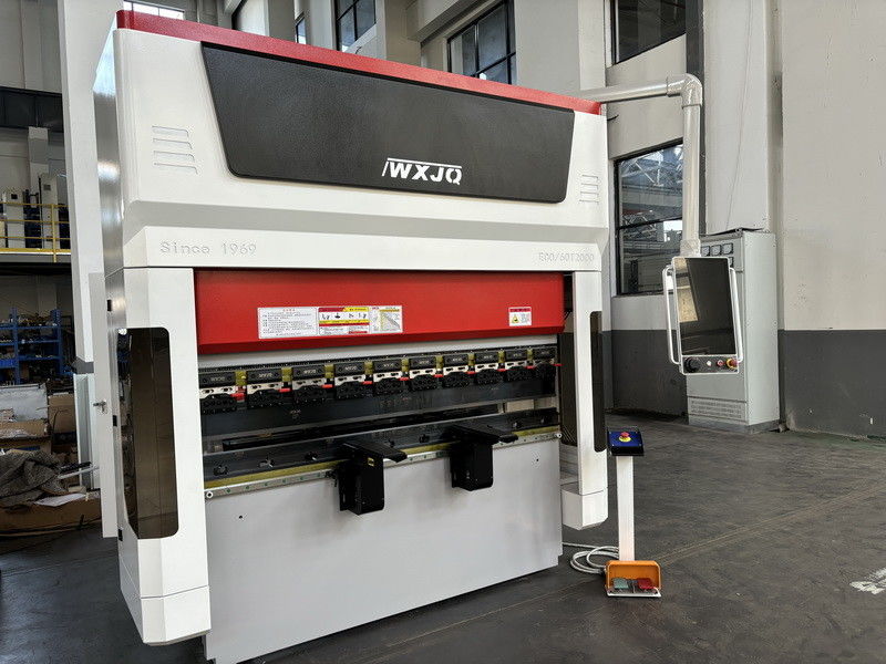 Nova Dobradeira CNC Servo Tipo 60T, mesa de trabalho com 2m de comprimento, dobra aço inoxidável de 2,5mm